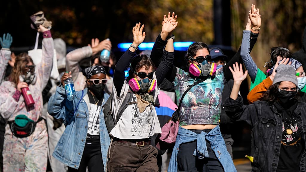 Los fiscales ahora caracterizan el movimiento de protesta como una conspiración, diciendo que ha dado lugar a delitos subyacentes, como 
<a href="https://www.univision.com/noticias/estados-unidos/violenta-protesta-contra-un-centro-de-entrenamiento-policial-de-atlanta-acaba-con-35-detenidos">posesión de material inflamable y lanzamiento de cócteles Molotov a los policías. </a>