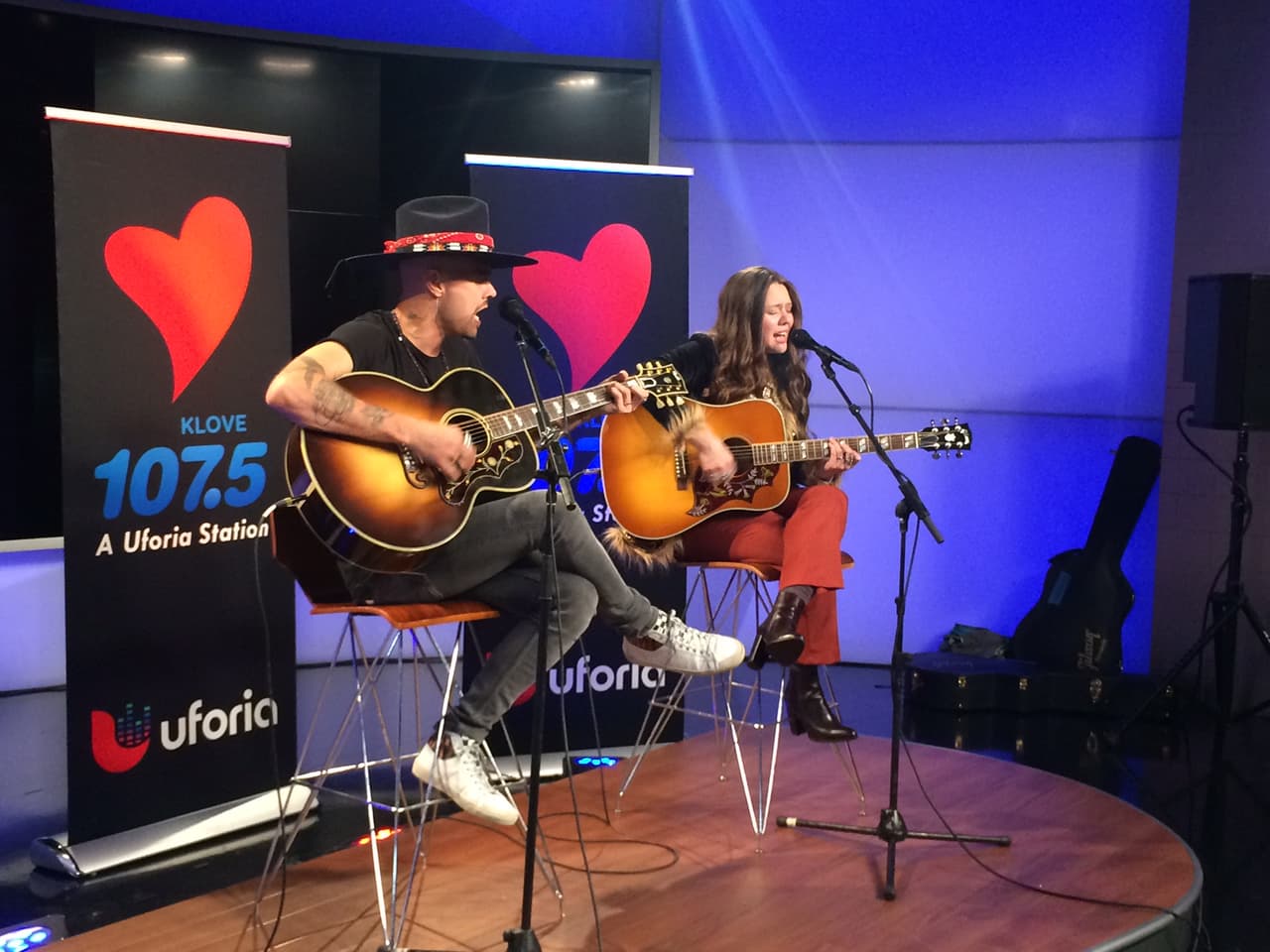 Y por supuesto, no podían dejar de interpretar su nuevo éxito, '
<a href="https://www.youtube.com/watch?v=AugMdxn-Wdk">Un Besito Más</a>'.