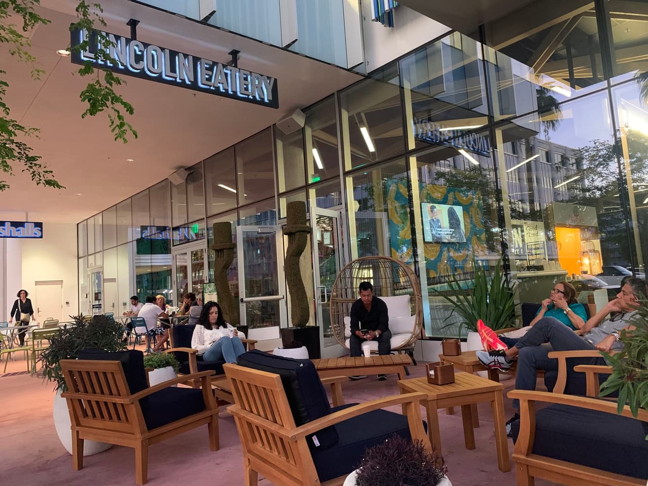 <b>The Lincoln Eatery. </b>El salón de comidas Lincoln Eatery en Miami Beach mostrará el juego en sus muchas televisiones repartidas por todo el restaurante. En Cocktails, el bar tropical, se servirán cervezas locales y cocteles artesanales desde $5 para el Big Game. En el medio tiempo, echa un vistazo a los bocados de algunos de los conceptos culinarios del restaurante. 
<b>Dirección:</b> 723 Lincoln Ln N, Miami Beach.
<br>