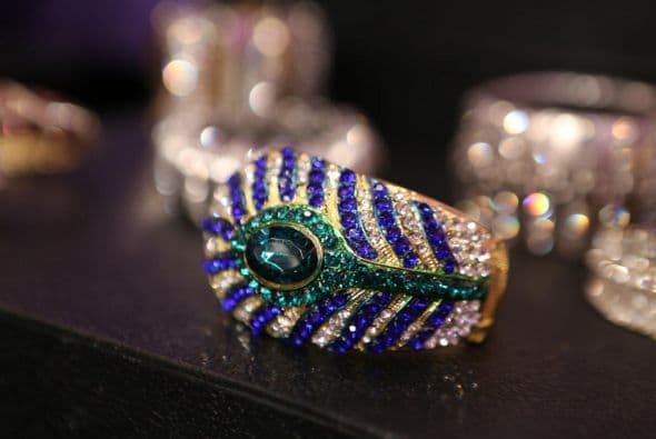 Cada pieza es única e inspirada en sus viajes alrededor del mundo.