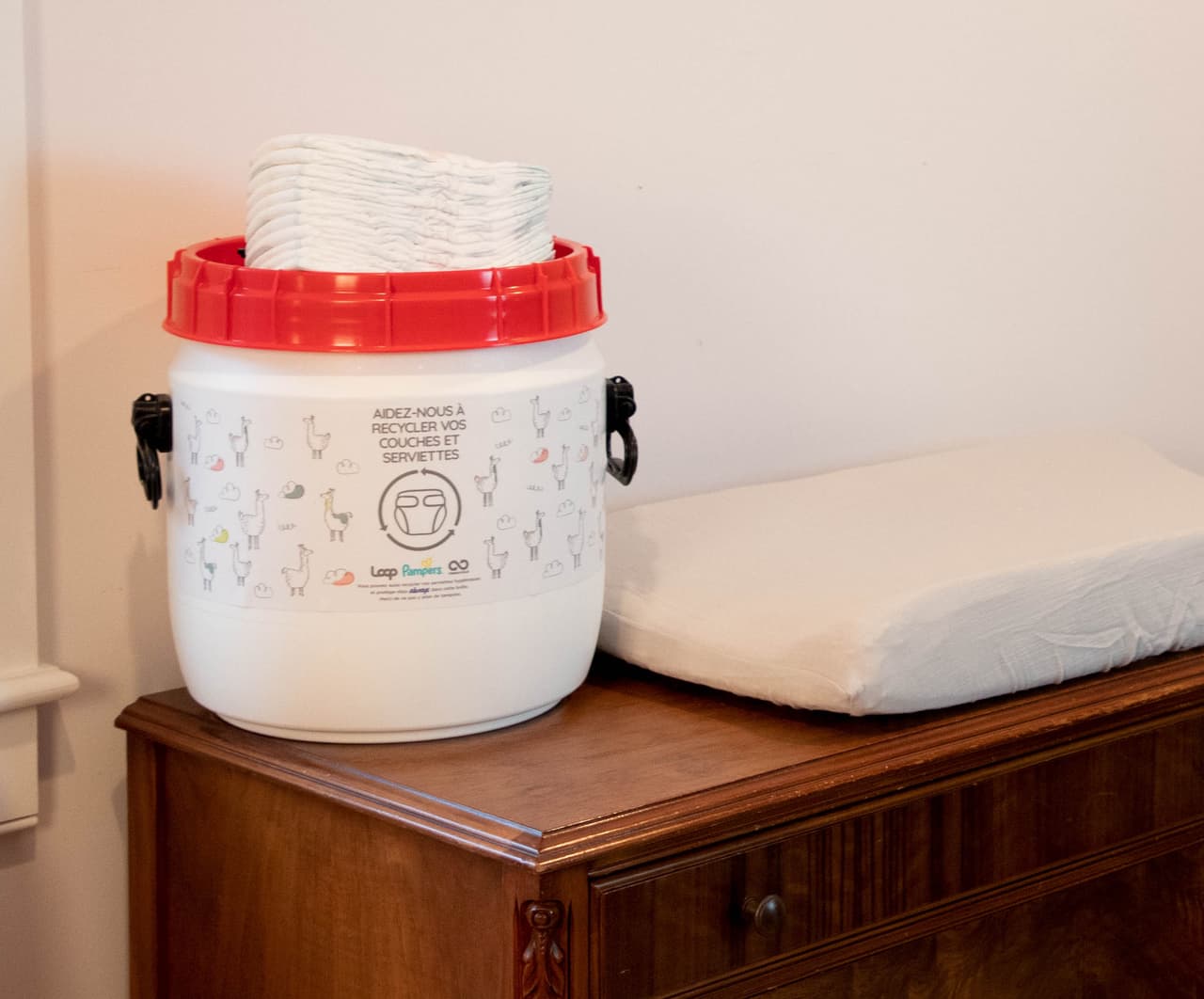 Los envases serán limpiados con tecnologías específicas para cada producto. "Este sistema producirá beneficios tales como una espectacular actualización en los materiales y diseños de los productos, cuyos nuevos envases podrán incorporar características como conseguir que las toallitas húmedas durante más tiempo, sin que el usuario genere desechos", agregó Taylor.