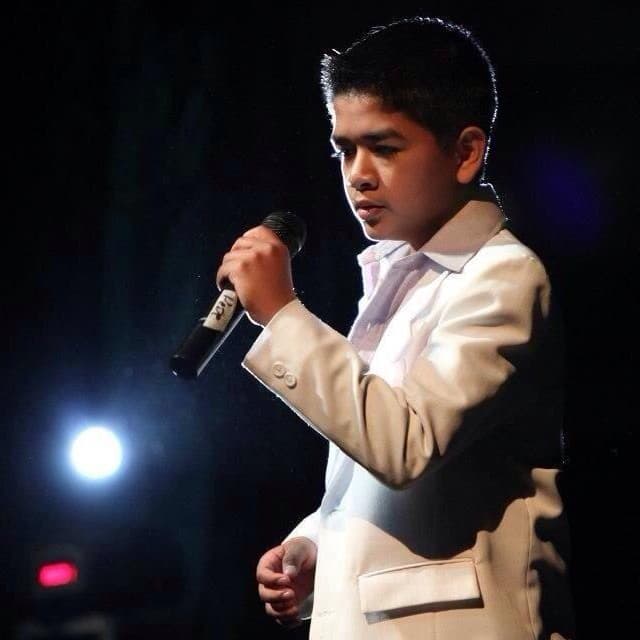 Actualmente estaría rondando los 20 años.