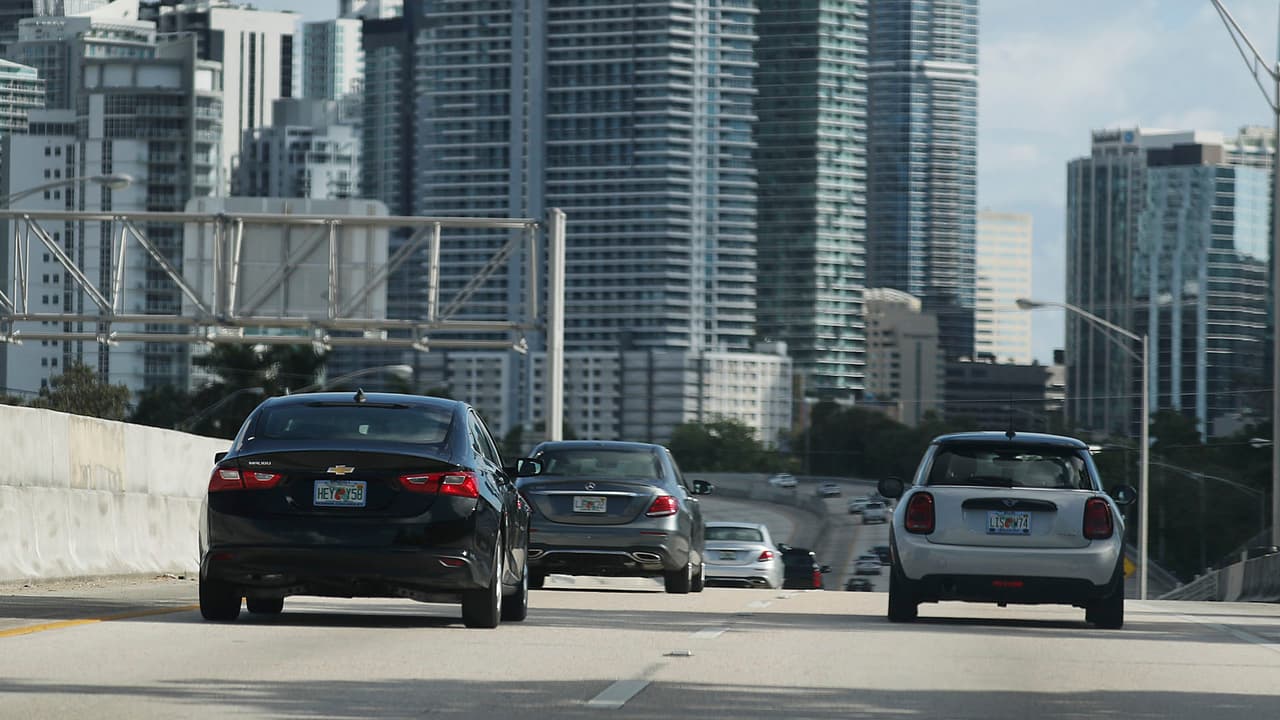 Nueva ley haría ilegal manejar por el carril izquierdo de las carreteras de Florida