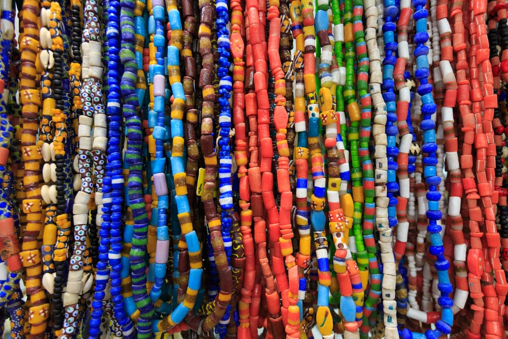También puede vestir pantalones blancos cortos con las patas cortadas en puntas. Su pecho está al descubierto y se le agrega una chaqueta corta que puede ser roja o de listas blancas y rojas. En su cabeza lleva una corona, a la que a veces se le da la forma de castillo.