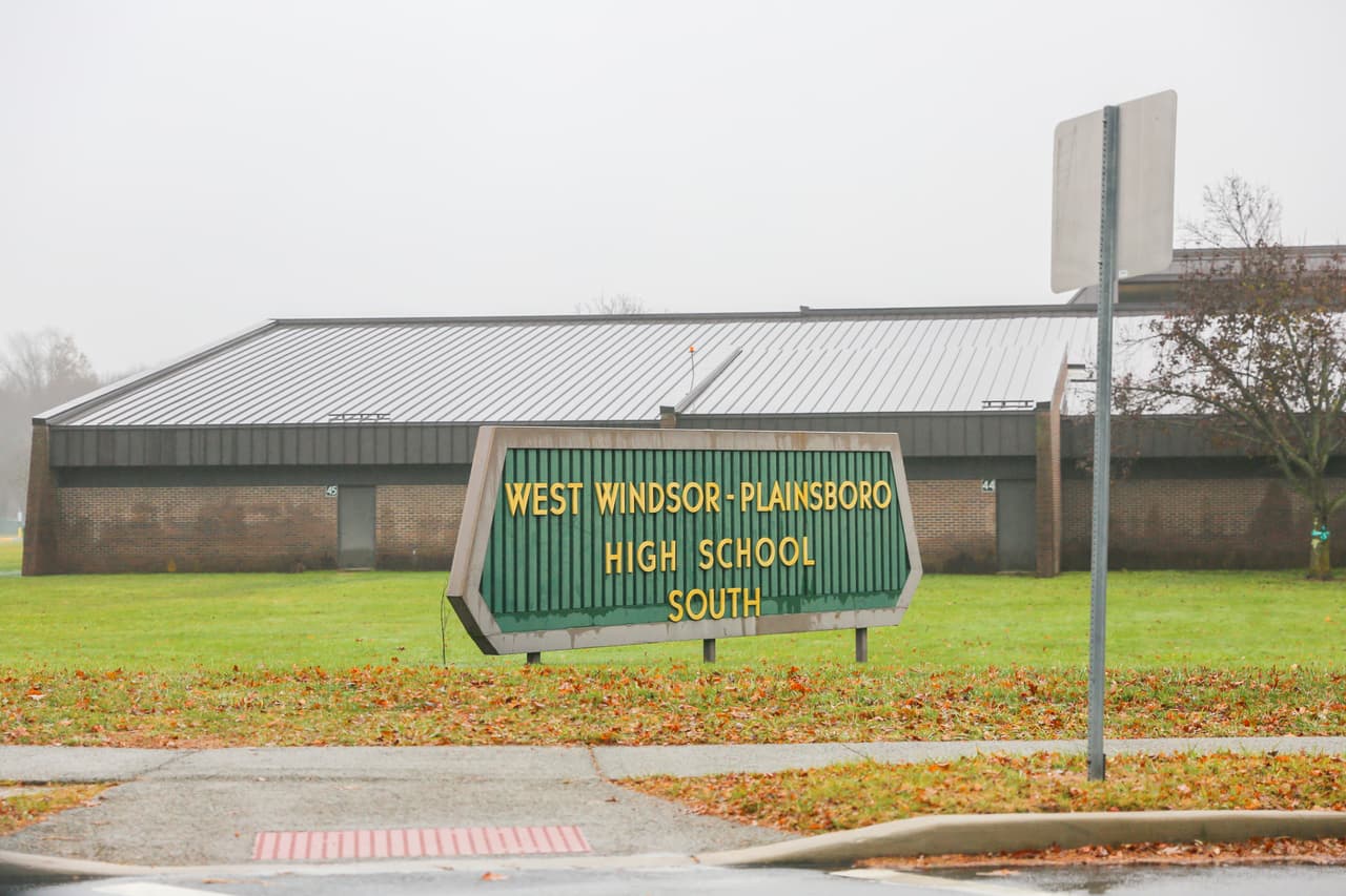 <h3 class="cms-H3-H3">11. West Windsor</h3>
<br>
<br>West Windsor es conocida por sus escuelas públicas. Los residentes están a solo un corto viaje en tren de Nueva York y un viaje similarmente corto a Filadelfia. Tener una ubicación céntrica tiene sus ventajas, ya que la famosa costa de Jersey y sus paseos marítimos están a menos de una hora de distancia. También es hogar de Grovers Mill, un sitio conocido por la transmisión de La Guerra de los Mundos, de Orson Wells, en 1938.
<br>
<br>🏡 
<b>Estado: </b>Nueva Jersey
<br>
<br>🏡 
<b>Condado:</b> Mercer
<br>
<br>🏡 
<b>Población:</b> 30,038