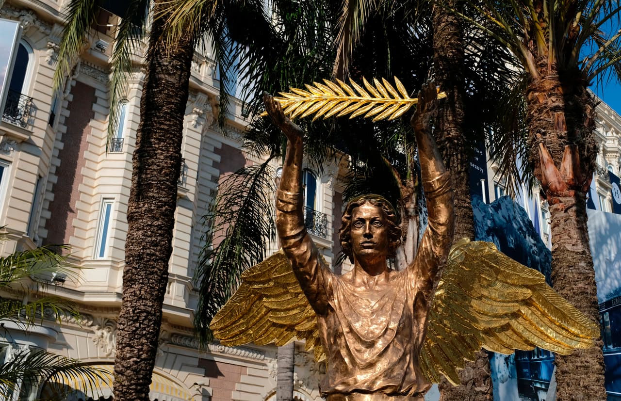 El símbolo de la ciudad de Cannes, en la Costa Azul francesa, es una palma, por lo que dicha figura fue elegida como la representación para el premio del Festival de Cine de esta ciudad, el cual se realizó por primera vez en 1939. En ese entonces el trofeo era conocido como Grand Prix.