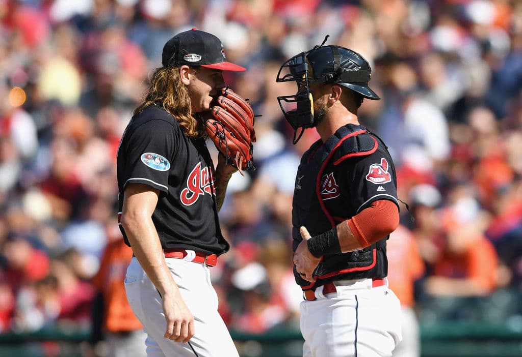 Salvo un boleto, Mike Clevinger, abridor de los Indians, salió ileso del segundo inning. En total lanzó 5.0 innings, ponchó a nueve, dio tres pasaportes y salió sin decisión