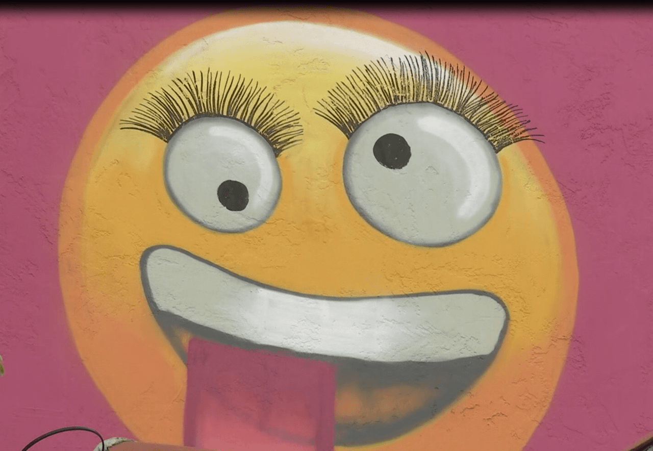 Además, la mujer asegura que las pestañas de lo emojis simbolizan a sus largas pestañas, y lo desorbitado de los ojos es una burla hacia ella.