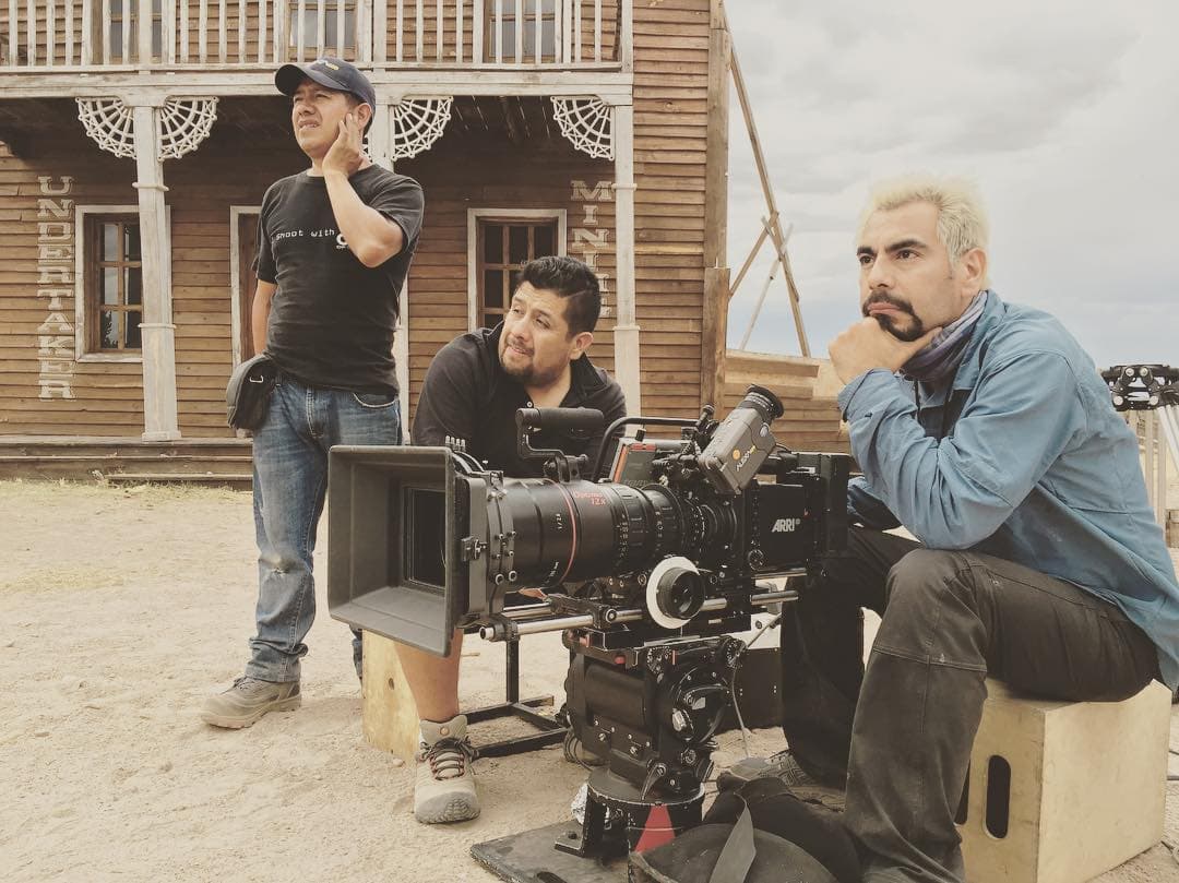El fotógrafo cinematográfico Erick Castillo Sánchez (derecha en la imagen), quien entre otros colaboró en proyectos de Discovery Channel y la película 'Roma' de Alfonso Cuarón, fue asesinado en Acapulco, Guerrero.