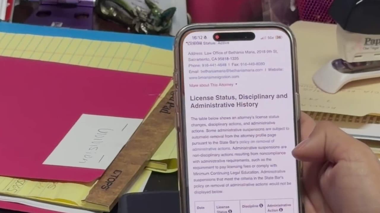 Denuncian estafa: se hacen pasar por abogada de inmigración y piden documentos por WhatsApp