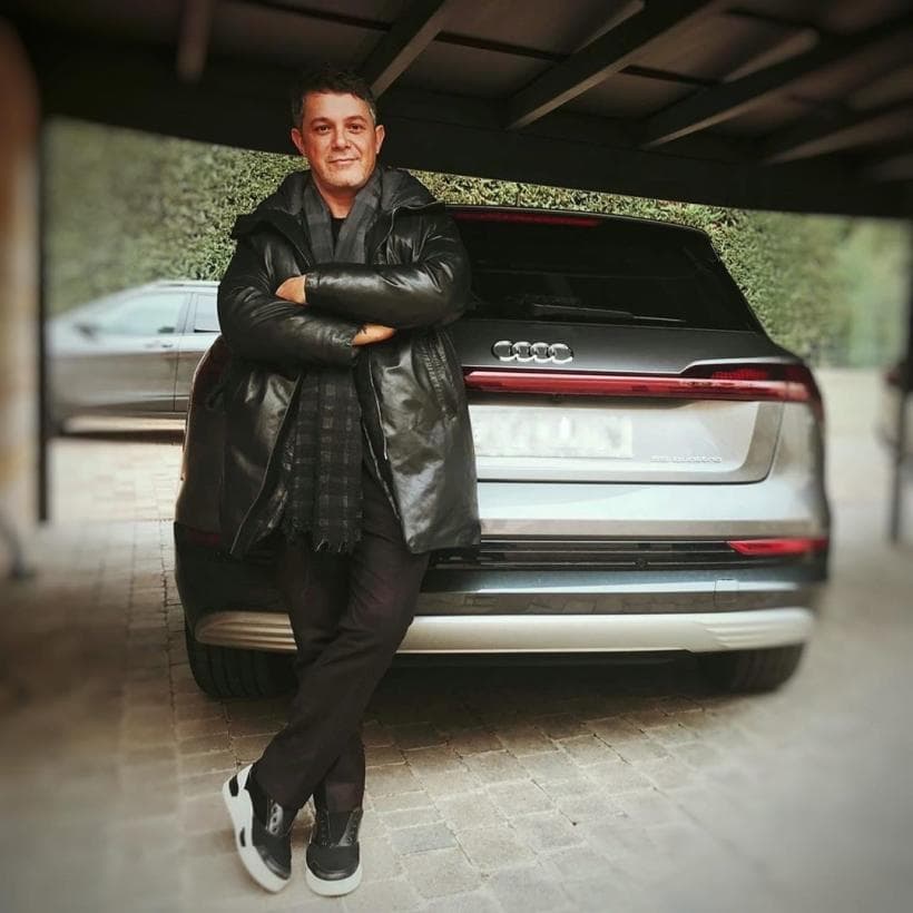 <h3 class="cms-H3-H3"><b>Alejandro Sanz</b></h3>
<br>
<br>Alejandro Sanz se une al creciente grupo de personas que optan por conducir vehículos eléctricos como muestra de su compromiso por reducir su huella ambiental. El cantautor español conduce un
<b>Audi e-tron</b>.
<br>