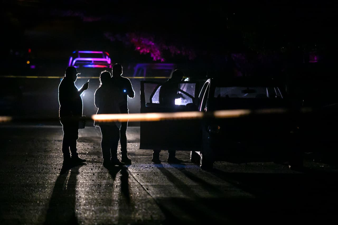 Alrededor de las
<b> 9 de la noche del mismo 7 de abril, en un camino de terracería, fue localizado el cuerpo de Guillermo Rodríguez Gaxiola</b>. Tenía huellas de tortura, y estaba parcialmente metido en una bolsa plástica negra.