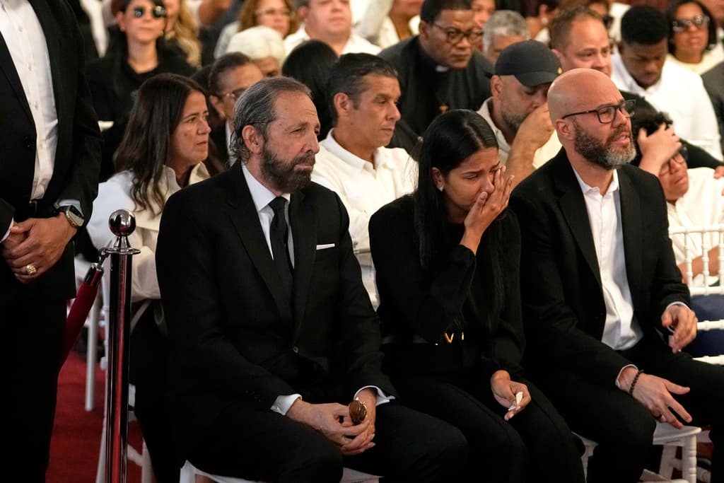 La comunidad artística se hizo presente de manera masiva. Figuras emblemáticas de la música dominicana como Juan Luis Guerra, quien mostró visible conmoción, estuvieron presentes.