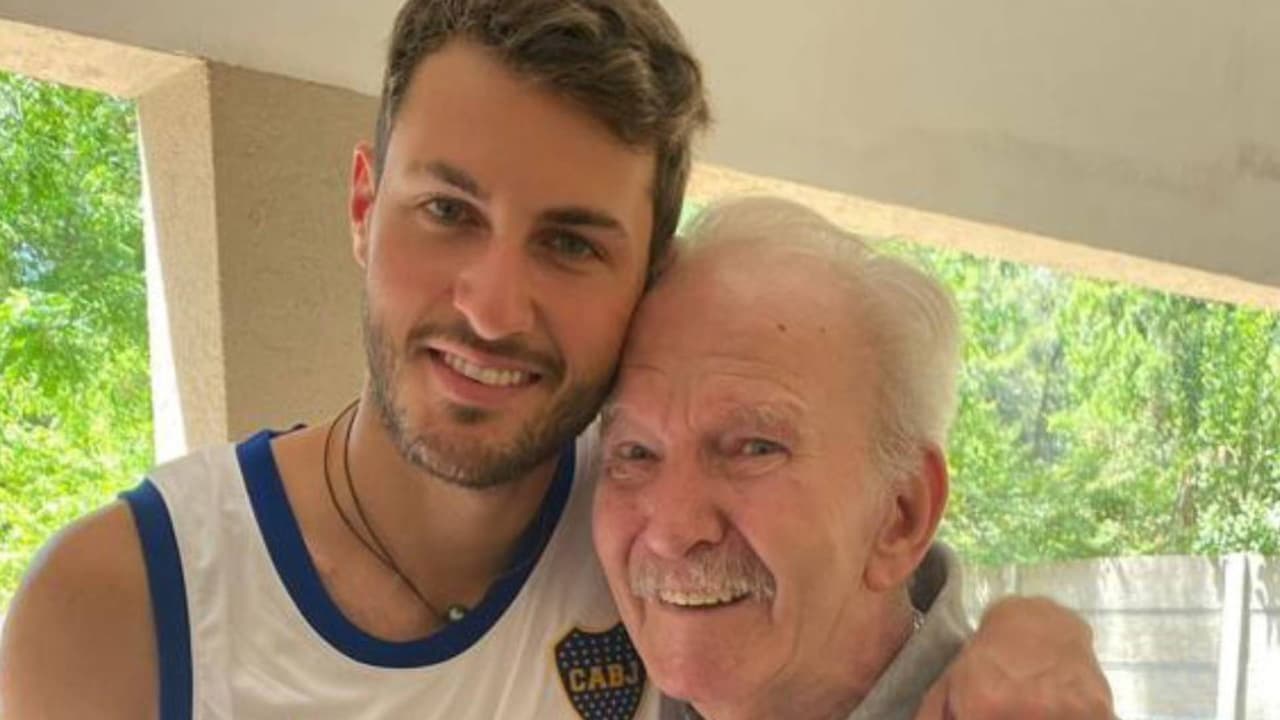 Santiago Giménez sufre la muerte de su abuelo