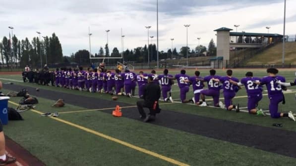 El deporte en las escuelas también se ha unido, como estos jugadores de fútbol americano de Garfield High School, todos, incluidos los entrenadores, se hincaron durante el himno y planean hacerlo durante toda la temporada.