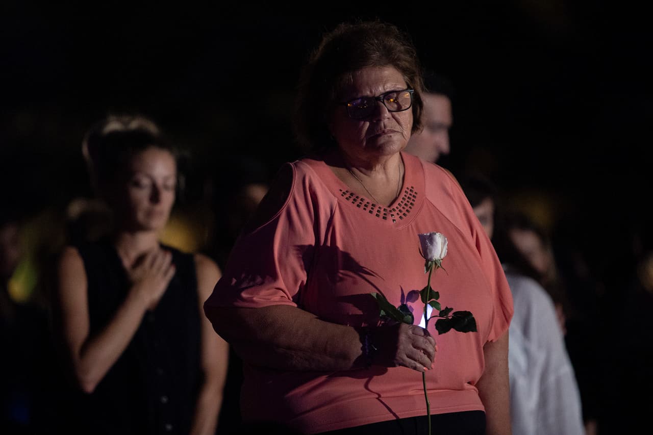 Los edificios de más de cinco pisos donde viven los vecinos del inmueble que colapsó, algunos de quienes asistieron a la vigilia, serán sometidos a una rigurosa inspección, según señaló la alcaldesa de Miami-Dade.