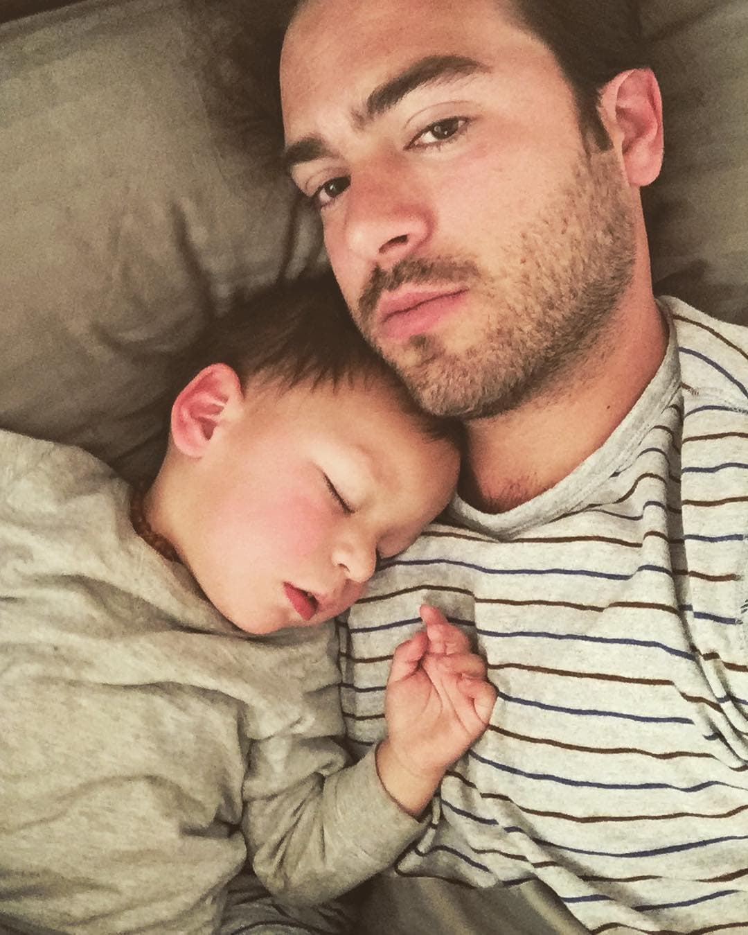 Su hijo Mauro siempre se queda dormido junto a su papá.