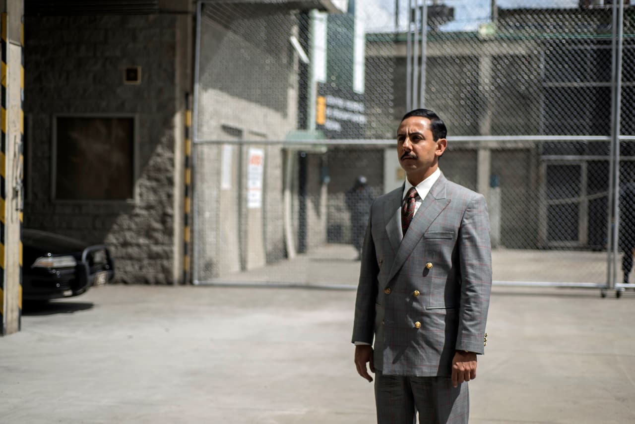 <b><a href="http://www.univision.com/series/el-chapo/el-chapo-don-sol-se-convirtio-en-el-nuevo-asesor-del-presidente-tras-traicionar-al-general-blanco-escena-video#rel">Luego de traicionar al general Blanco al sacar a la luz las acusaciones en su contra por la violación de varias mujeres</a></b>, 'Don Sol' se quedó con su puesto y fue nombrado el nuevo emisor entre el gobierno y los narcotraficantes.