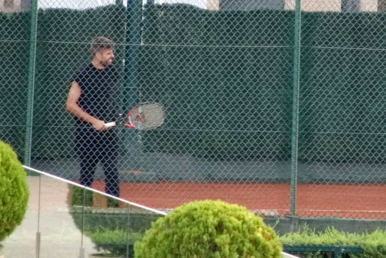 Luego Piqué quiso sumarse a las clasecitas de tenis.