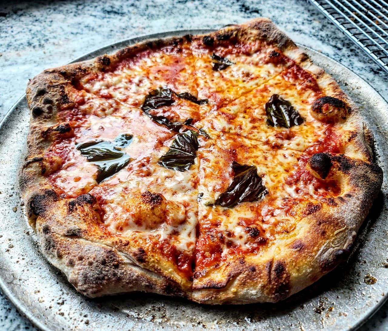 <b>Pizza Jawn: </b>Manayunk’s Pizza Jawn ofrece pasteles de masa fina y crujiente. Es posible que tenga que hacer un pedido con una semana de anticipación para obtener un espacio para tartas, pero vale la pena. 📍
<a href="https://www.google.com/maps/place/4330+Main+St,+Philadelphia,+PA+19127/@40.0251321,-75.2253922,17z/data=!3m1!4b1!4m5!3m4!1s0x89c6b895735c4d1f:0x337da12457b8fa6!8m2!3d40.0251321!4d-75.2231982" target="_blank">4330 Main St</a>