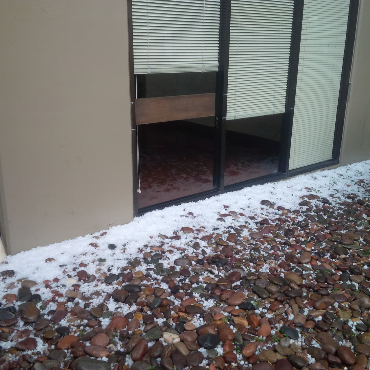 Una fuerte tormenta sorprendió a los residentes de Tucson, donde cayó una tremenda granizada causando daños a viviendas y autos.