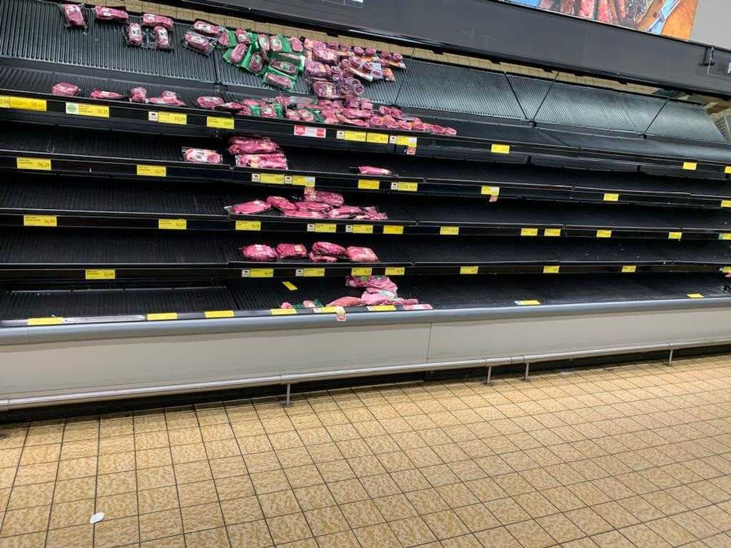 La recomendación es no entrar en pánico, pero sí tomar las medidas de precaución necesarias como mantenerse bien abrigado, manejar con precaución y anticipar su salida, en caso de ser necesario.