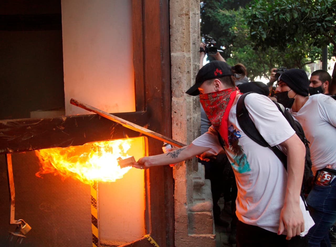 Manifestantes prenden fuego a la puerta del Palacio de Gobierno de Jalisco. “Giovanni no murió, el gobierno lo mató”, es una de las consignas que se escucharon durante la protesta.