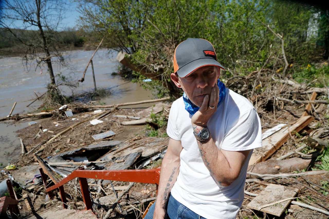 Una nueva preocupación es que las aguas se mezclaron el miércoles con los estanques de contención de una planta de Dow Chemical Co. y podrían desplazar los sedimentos aguas abajo, aunque la compañía dijo que no había riesgo para las personas o el medio ambiente. 
<b><a href="https://www.univision.com/noticias/estados-unidos/activan-plan-de-emergencia-porque-la-inundacion-en-michigan-puede-arrastrar-productos-de-una-planta-quimica">Lee más sobre esta noticia</a></b>.