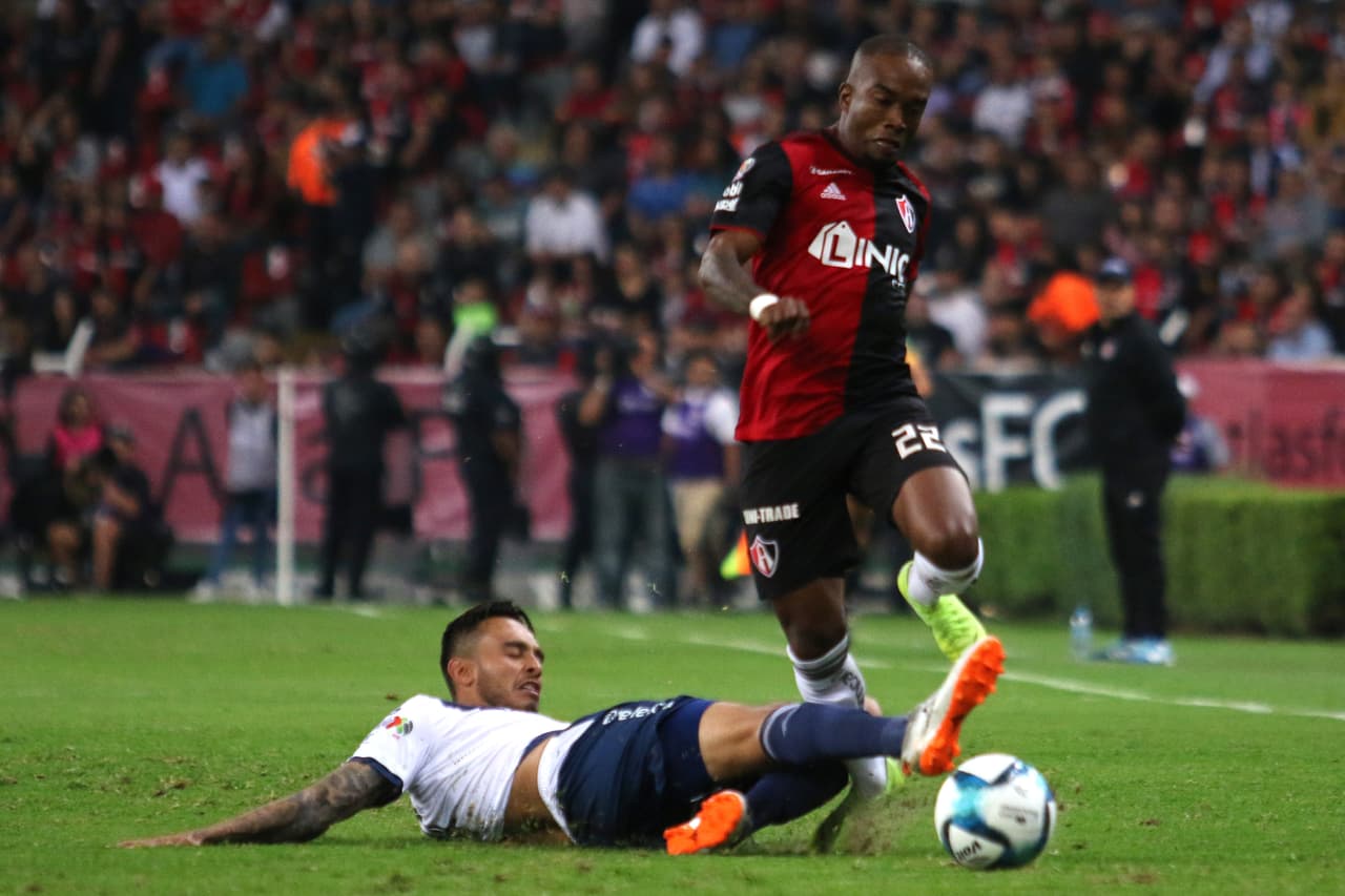 A 15 minutos del final, el colombiano Hernán Burbano (derecha) rompió con la monotonía y estuvo muy cerca de marcar el 2-1 para Atlas.