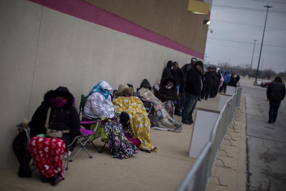 Pero si las ofertas no se adelantan, algunos clientes sí, que están dispuestos a hacer filas durante horas afuera de los almacenes. Aquí, clientes a las afueras de Best Buy en Indiana.