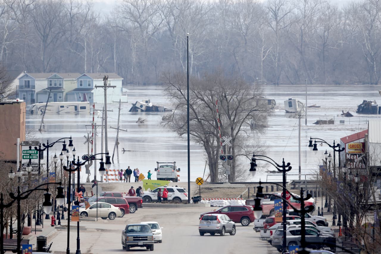 Personas miran la crecida del río Platte en Nebraska, que ha dejado a cientos de damnificados.
