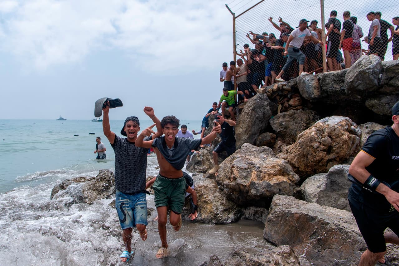 Ha sido un cruce totalmente descontrolado. Un aluvión constante de centenares de jóvenes inmigrantes marroquíes han llegado a la frontera entre Castillejos (Marruecos) y Ceuta (España) para tratar de cruzar la valla que separa las dos ciudades. La ciudad autónoma de Ceuta es, junto a Melilla, un territorio que España mantiene en la costa norte de Marruecos. Su frontera es una zona crítica y vulnerable, a pesar de las medidas de seguridad, por estar pegada al territorio marroquí.