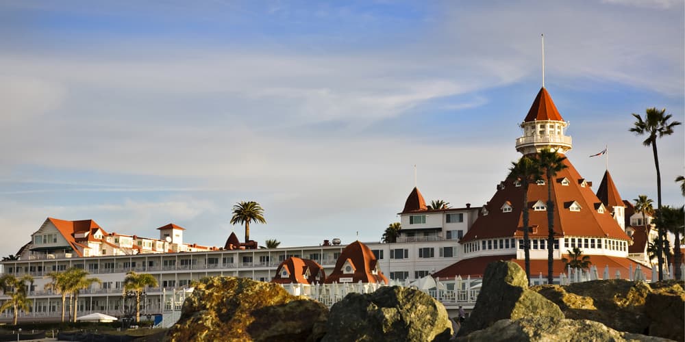 Kate había trabajado como mucama de una familia acomodada en Los Angeles. De ahí viajó en tren hasta San Diego, y pasajeros declararon a la policía que vieron a una mujer parecida a su descripción policiaca pelear con un hombre. Kate supuestamente luego compró el revólver en San Diego antes de ir a hospedarse al Hotel del Coronado.