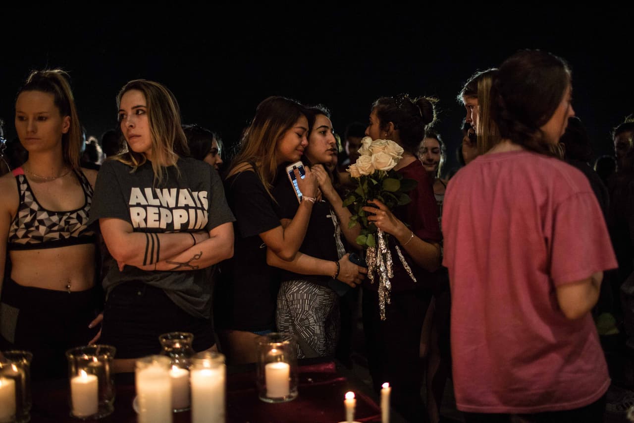 La tensión y el silencio de las primeras horas se convirtió en lágrimas, recuerdos e incluso sonrisas al compartir el pesar con amigos de la escuela secundaria.
