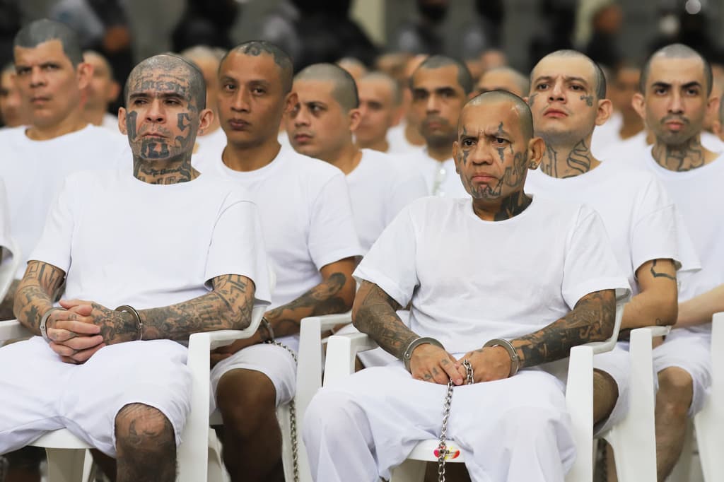 Tres aspectos claves sobre los juicios masivos contra pandilleros de la MS-13 en El Salvador