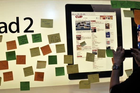 Miles de fanáticos en todo el mundo hicieron de las tiendas Apple un santuario para recordar el legado que dejó el visionario Steve Jobs.