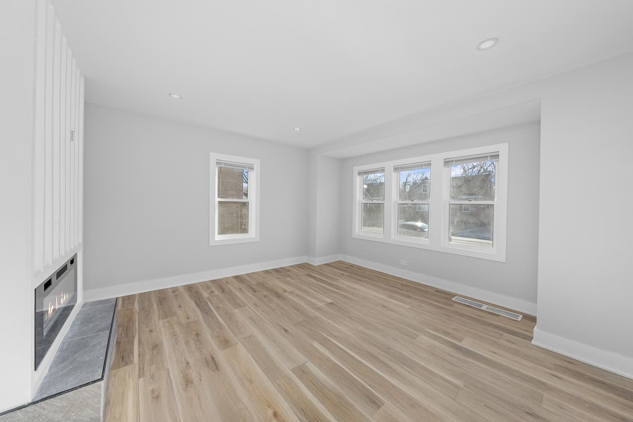 Tiene tres habitaciones con diseño en color blanco.
<br>