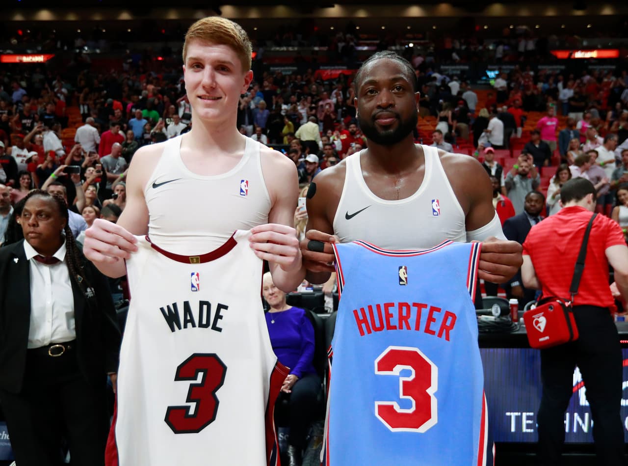 Al final, el astro del Miami Heat Dwyane Wade intercambió su jersey con el guardia de los Atlanta Hawks Kevin Huerter, quien se dijo gran admirador del tres veces campeón de la NBA.