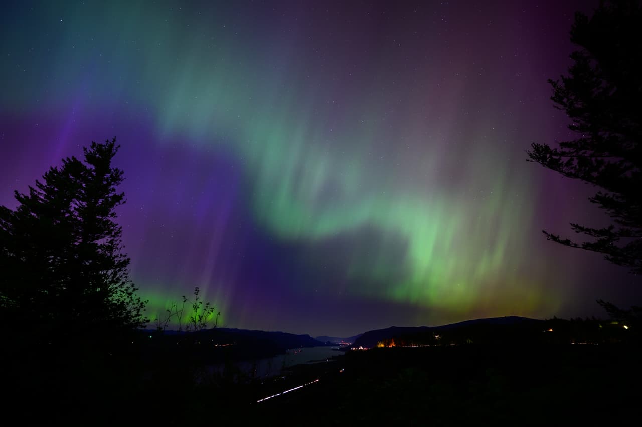 La aurora boreal causada por una tormenta solar vista el 11 de mayo de 2024 desde Oregon, Estados Unidos.