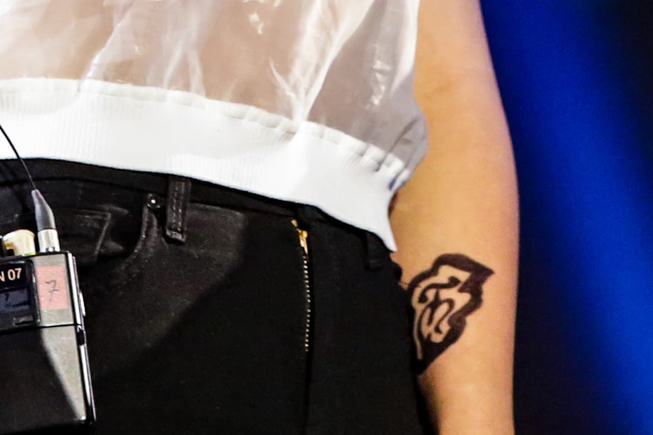 “Lo que traigo en el brazo me lo dibujó Pepe Aguilar en el estudio de grabación. No vayan a pensar que me tatué. No me tatué”, enfatizó.