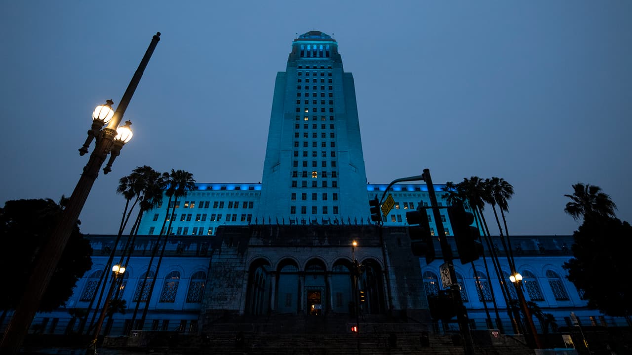 El alcalde de Los Ángeles, Eric Garcetti pidió a
<b> los angelinos aplaudir desde sus casas este jueves a las 8:00 de la noche</b>, para demostrar a los médicos, enfermeras, personal de limpieza, primeros auxilios y a todos aquellos que arriesgan sus vidas para salvar las de otros en tiempos del
<a href="https://www.univision.com/temas/coronavirus">coronavirus</a>.