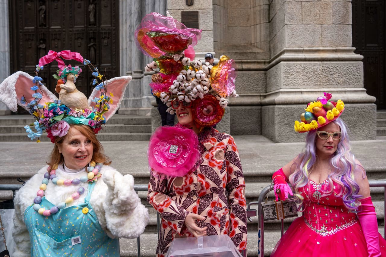 Personas participan en el Desfile de Sombreros de Pascua en la Quinta Avenida.