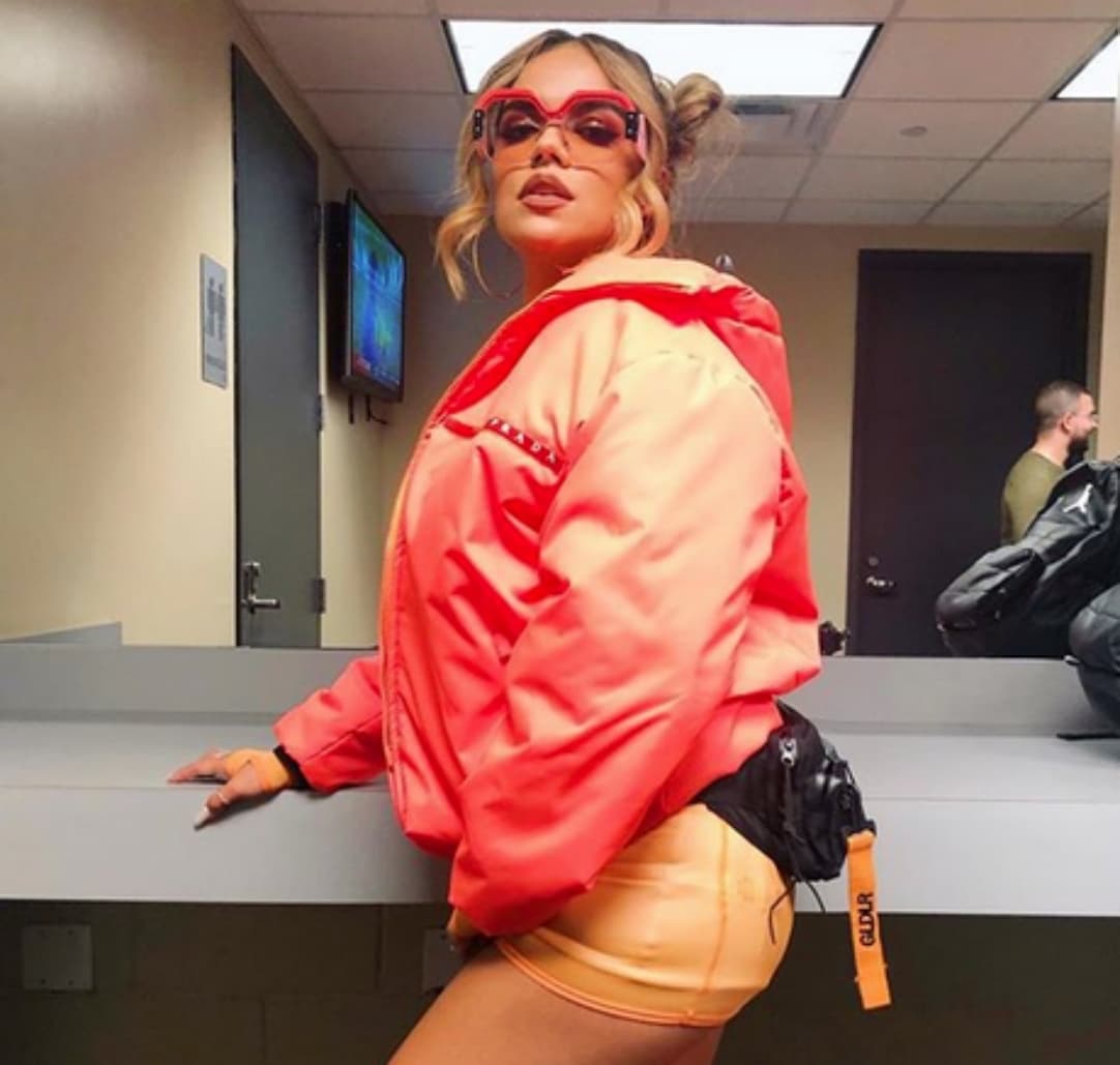 Entre las mujeres de la música urbana que han demostrado su gusto por este estilo, se encuentra 
<b><a href="https://www.univision.com/temas/karol-g" target="_blank">Karol G</a> que las usa de diferentes formas.</b>