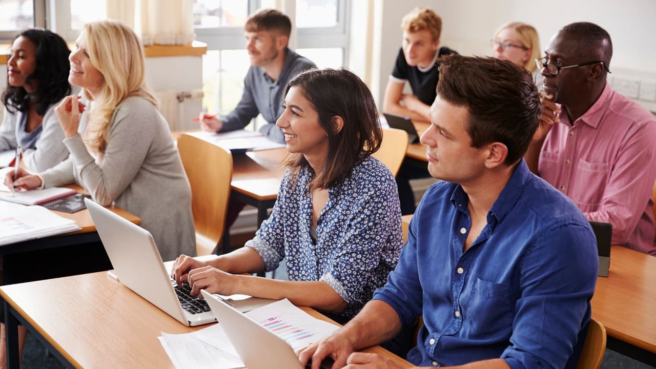 <h3 class="cms-H3-H3">✔️ Recomendaciones para empezar </h3>
<br>
<b>Haz una prueba de nivel: </b>Muchas instituciones la ofrecen gratis. 
<br>Establece tus metas: ¿Quieres mejorar para el trabajo? ¿Entender mejor a tus hijos en la escuela? Escríbelo. 
<br>
<b>No te rindas: </b>Aprender inglés toma tiempo. Lo importante es practicar todos los días. 
<br>
<b>Habla sin miedo:</b> No te preocupes por equivocarte, ¡así se aprende!