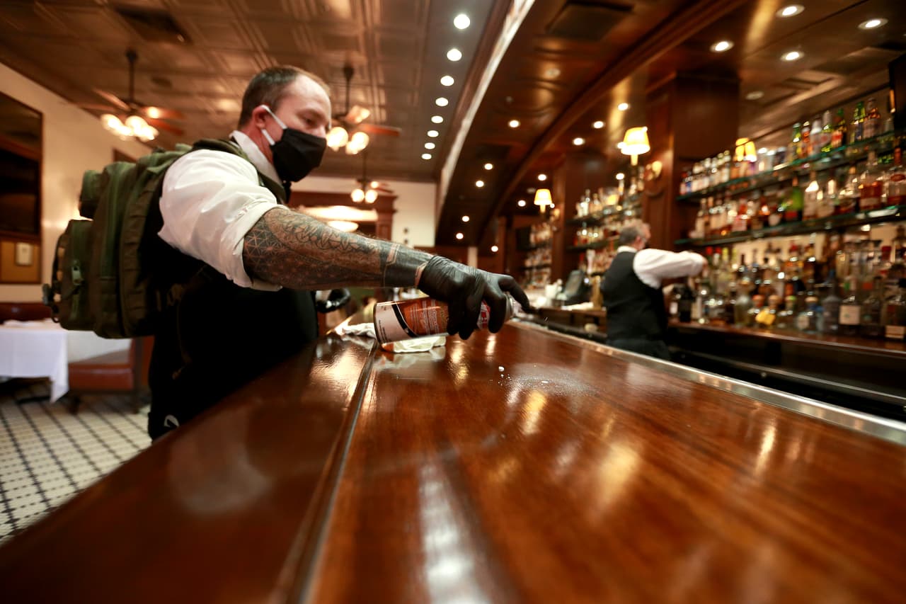 <b>Louisiana.</b> Un barman esperando clientes en un local de Nueva Orleans, el 22 de mayo. 
<br>
<br>El estado reabrió el 15 de mayo pero luego de un aumento dramático de los casos el 13 de julio se ordenó el cierre de todos los bares, incluso aquellos que sirven comida. Los locales que sirven cócteles desde las ventanas y los bares que ofrecen servicio en exteriores continúan abiertos.