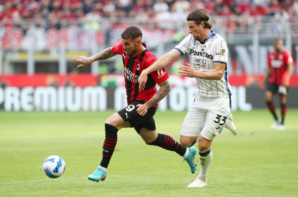 El Milan logró un importante victoria por 2-0 sobre el Atalanta y quedó muy cerca de conseguir el título de la Serie A de italia. Los goles en el segundo tiempo de Rafael Leao y de Theo Hernández, este último de gran factura, dejaron a los milanistas a un triunfo en la última jornada de coronarse campeones.