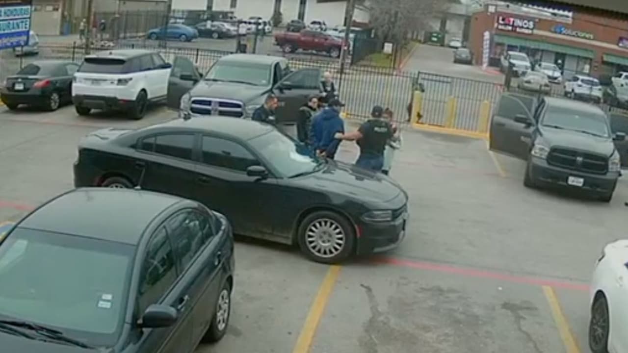 La mujer se acerca con los menores a hablar con los oficiales y estos le responden algo, mientras que el hombre sigue esposado. ICE no ha dado más información de este caso, si quieres saber si enfrentas una orden de arresto o deportación por parte de inmigración 
<a href="https://www.univision.com/local/san-antonio-kwex/como-saber-si-tienes-orden-de-deportacion-pasos-a-seguir-proceso-fotos" target="_blank">entra a este enlace para ver el paso a paso. </a>