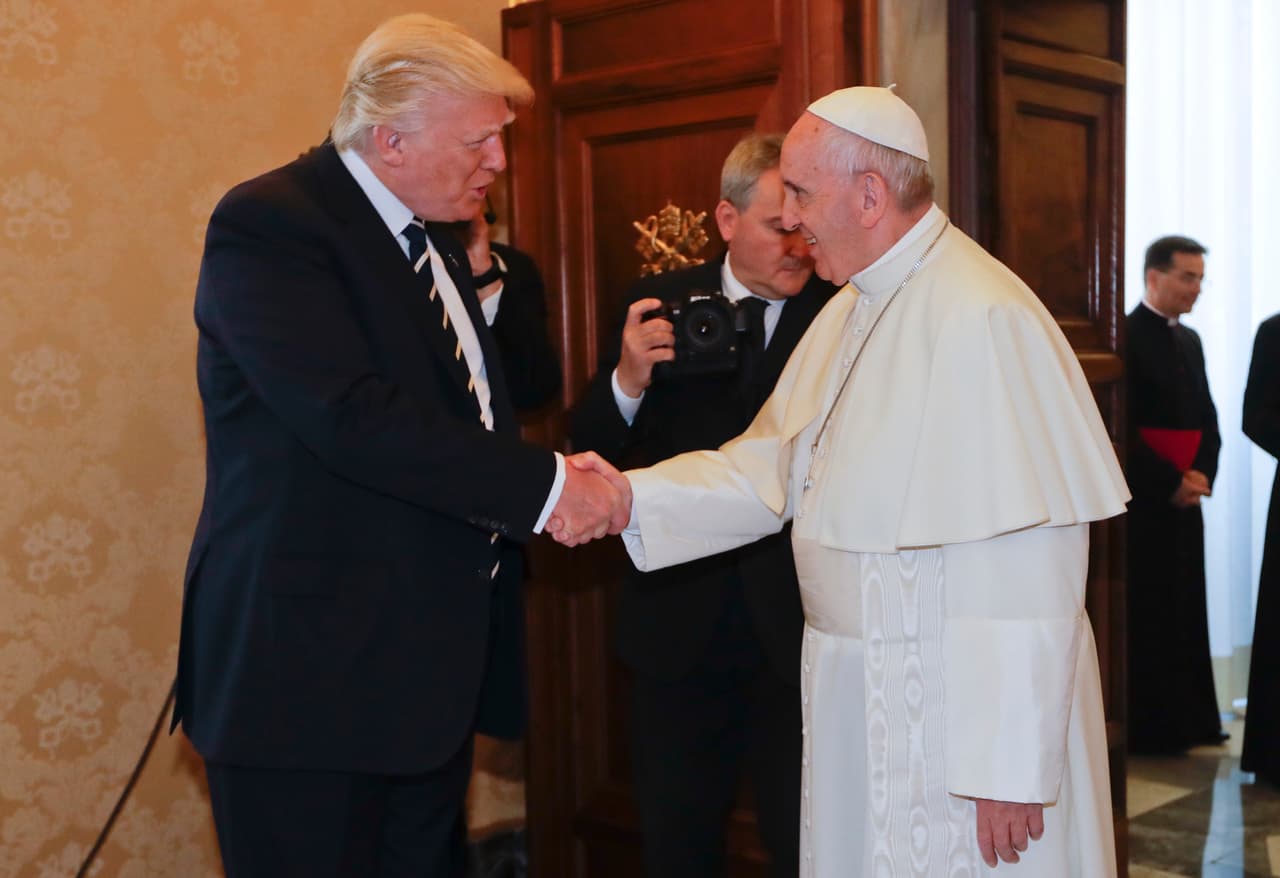 El papa Francisco se reúne con el presidente de Estados Unidos, Donald Trump, antes de una audiencia privada en el Vaticano, el miércoles 24 de mayo de 2017. (AP Foto/Alessandra Tarantino, Pool)