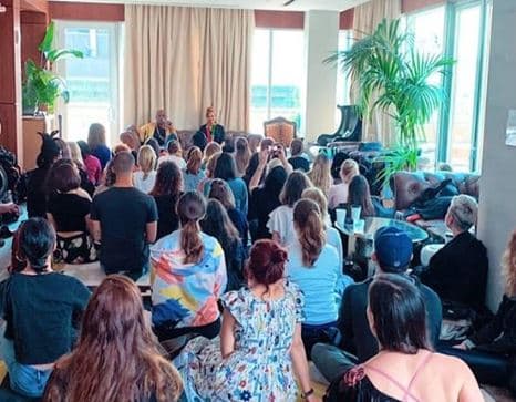 De acuerdo con el 
<b><a href="https://shamandurek.com/about/" target="_blank">sitio web del flamante novio</a></b>, “Durek es un chamán de sexta generación que ha dedicado décadas a estudiar y practicar para convertirse en un 
<b>líder de pensamiento y entusiasta espiritual</b> para las personas de todo el mundo”.