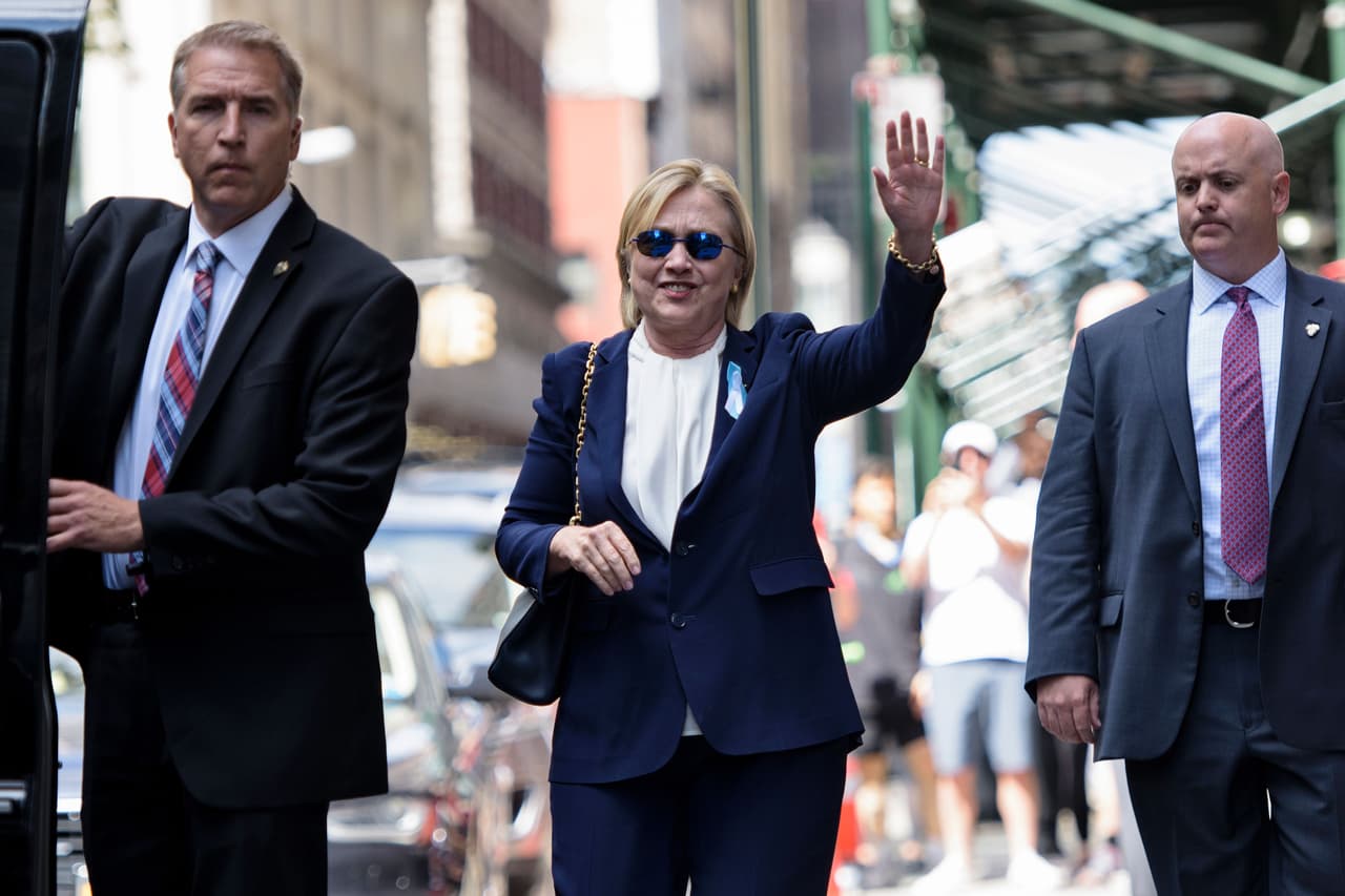 La candidata demócrata Hillary Clinton llega a la conmemoración del 11S en Nueva York, el 11 de septiembre de 2016. Clinton partió abruptamente del lugar tras un episodio de "acaloramiento". Justin Sullivan/Getty Images